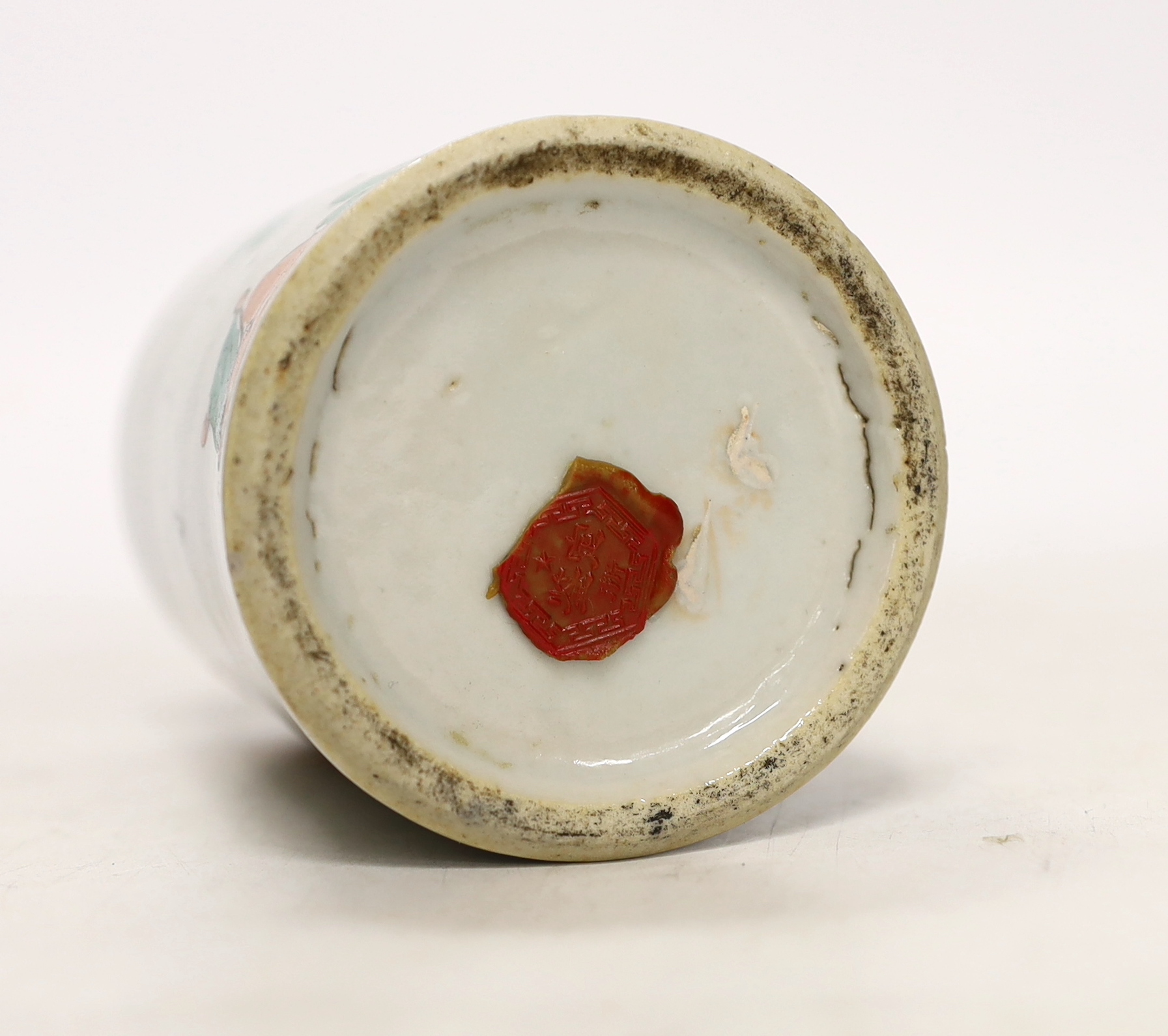 An early 20th century Chinese porcelain brush pot, 10cm